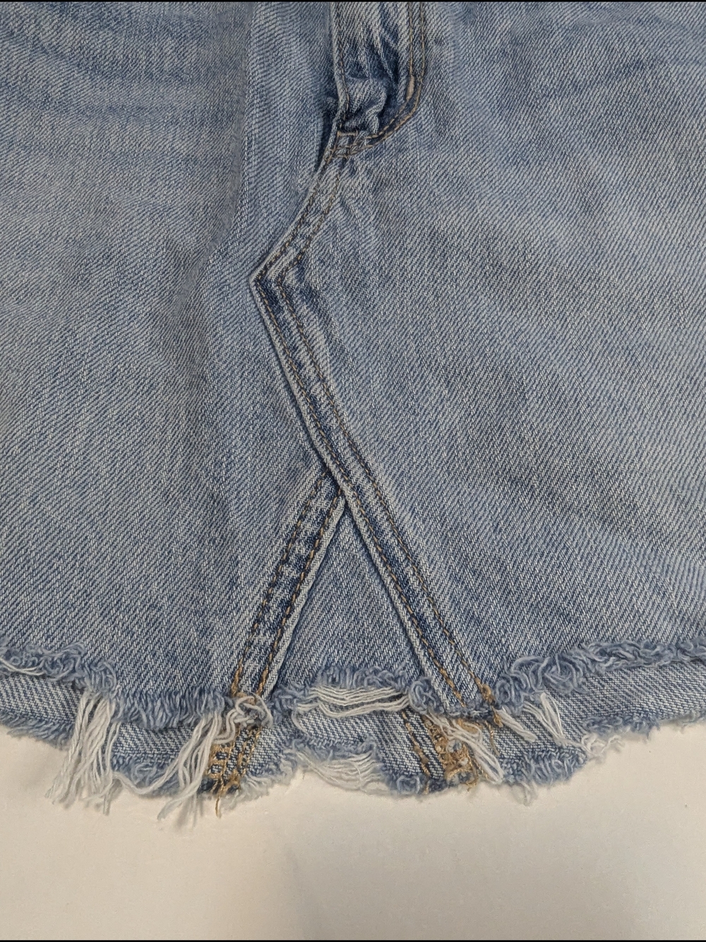 American Eagle Jean Mini Skirt Women's Size 0 Light Wash Denim Cut Off Y2K - Picture 3 of 10